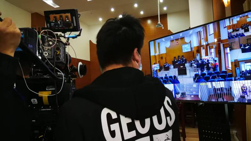 AI生成VS人工创意——遂平县广告片拍摄公司的技术浪漫主义实践